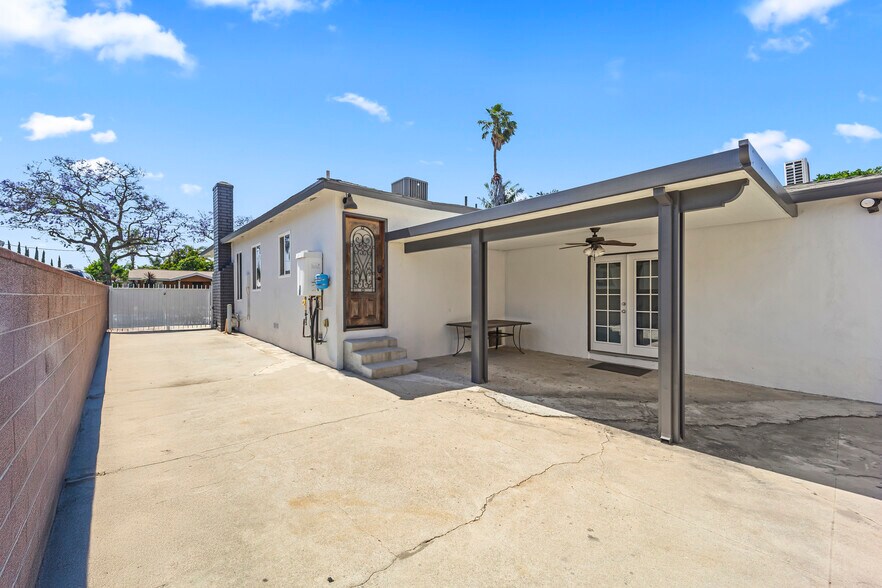 Back patio area and extra long driveway - 12938 Jefferson Ave
