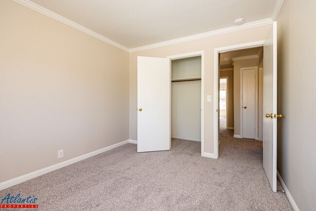 Building Photo - 457 Oak Ave