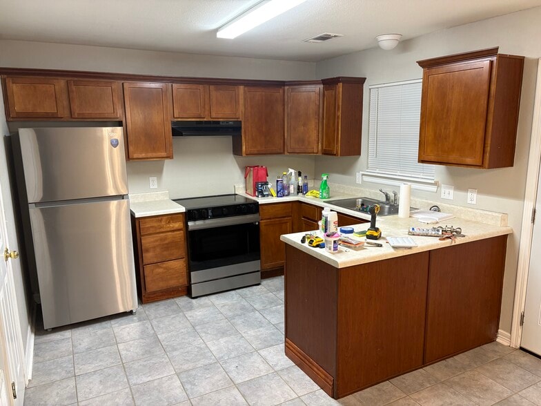 Building Photo - 38 E Saxony St