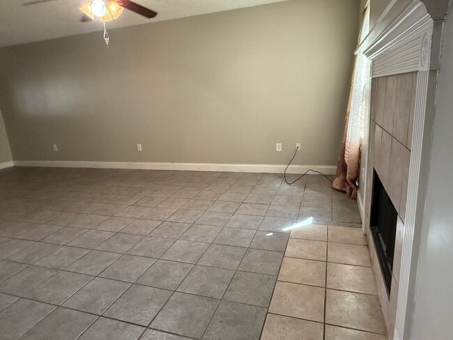 Building Photo - Condo in Kingspoint