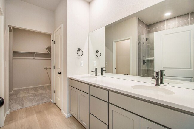 Building Photo - Luxury Rowhouse w/ Over-sized Garage