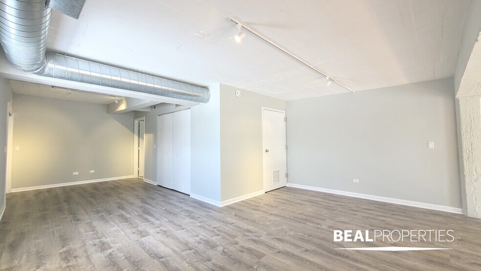 Building Photo - 2320 N Damen Ave