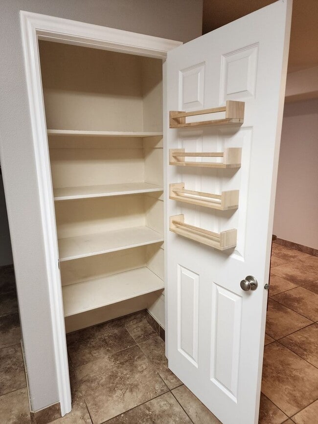 Building Photo - Charming Townhome