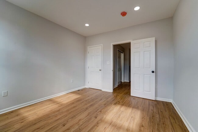 Building Photo - Beautifully Updated Townhome in Prime Location – Move-In Ready!