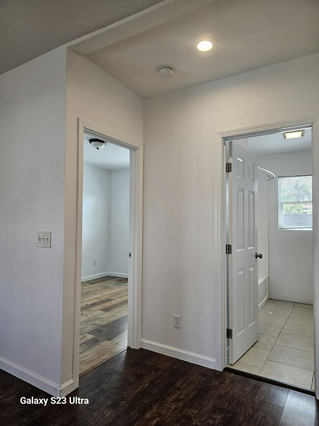 Building Photo - 606 Placid Ln