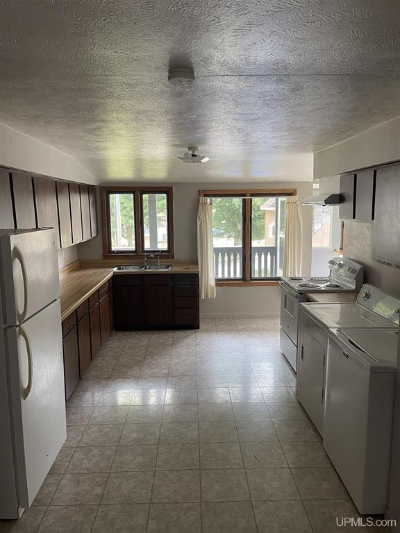 Building Photo - 710 W Superior St