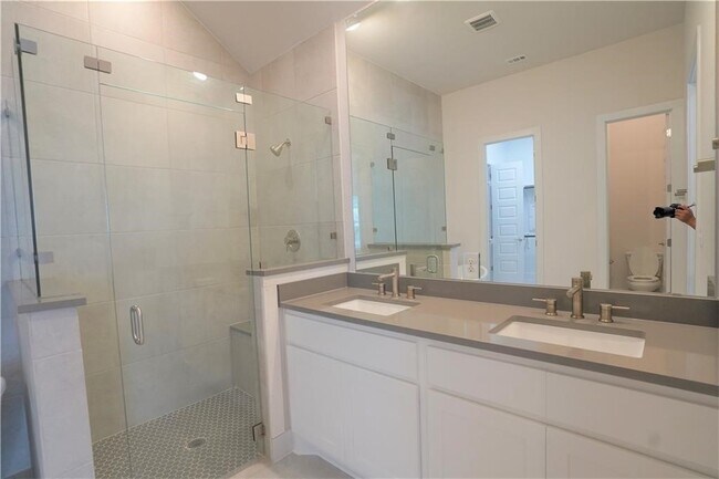 Building Photo - 621 Pinnacle View Dr