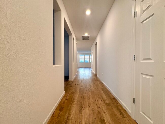 Building Photo - Beautiful Solar Home For Rent in Lincoln