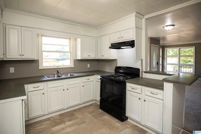 Building Photo - 656 Kenwood Dr