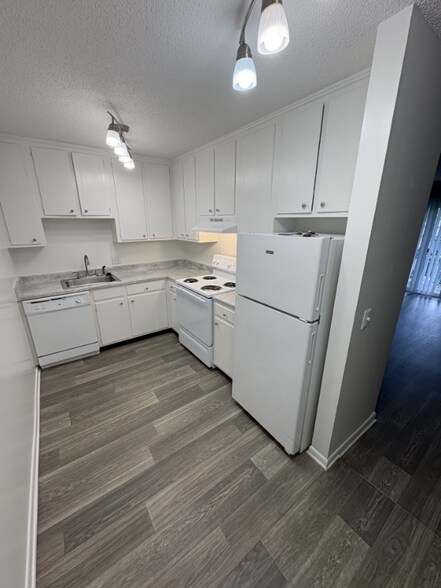 Building Photo - 1005 Hickory Hill Ln