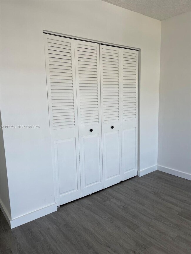 Building Photo - 400 Kings Point Dr