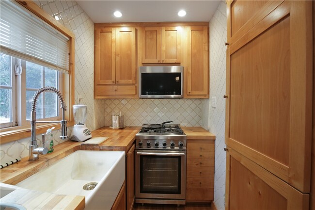 Building Photo - 17825 Bear Valley Ln