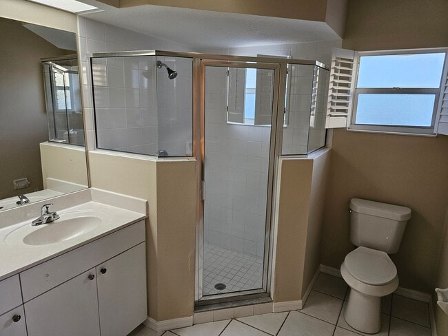 Building Photo - 627 25th Dr E