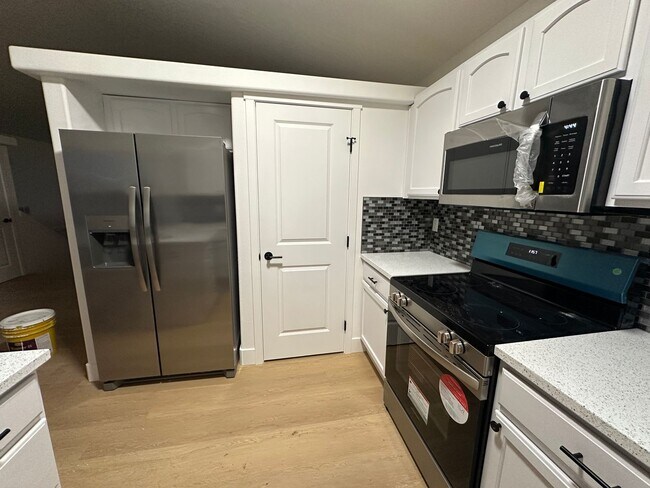 Building Photo - SPACIOUS Single Family - Remodeled- Home with big yard in great location