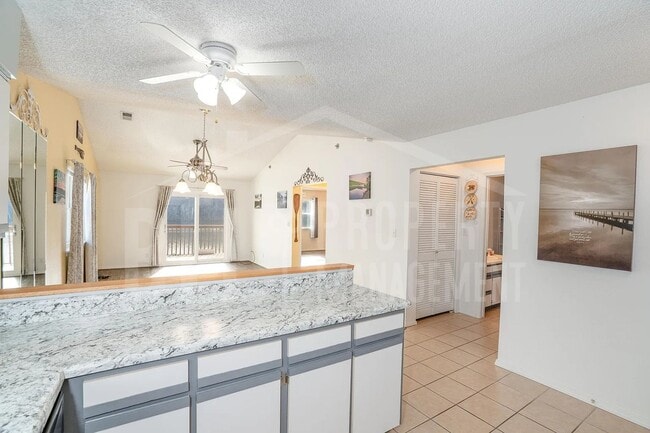 Building Photo - Great Condo near the Lake!