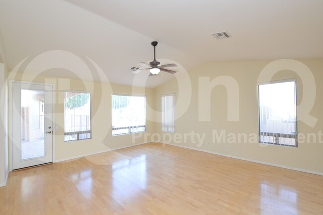 Building Photo - 727 S Peppertree Dr