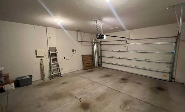 Building Photo - Spacious family home - 4 bedroom, 2.5 bath