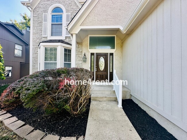 Building Photo - Beautifully Renovated Home in Olathe with a Finished Basement!