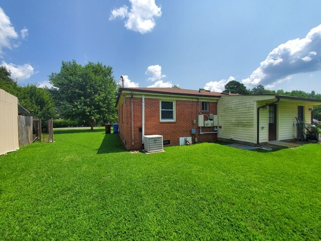 Building Photo - 800-802 Hillwell Rd
