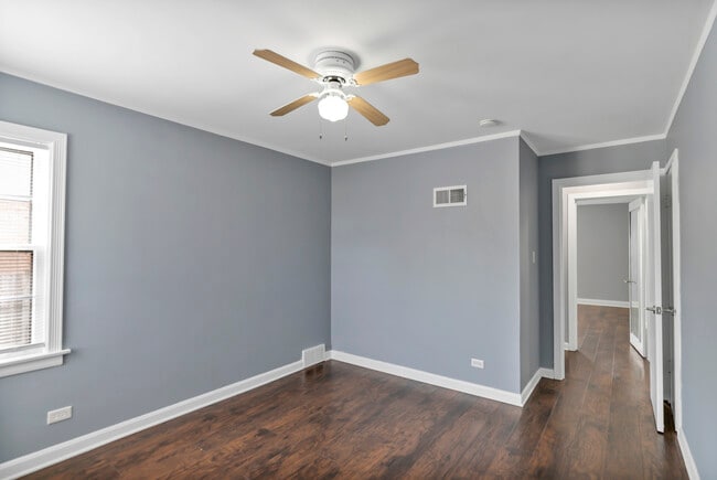 Building Photo - 7418 W Clarence Ave