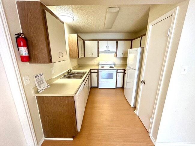 Building Photo - MUST SEE! Spacious Duplex With Garage & Google Fiber Access!