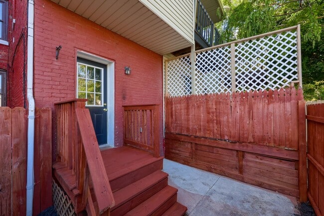 Building Photo - Beautifully Remodeled 5 Bed/1.5 Bath Townhouse-York City SD