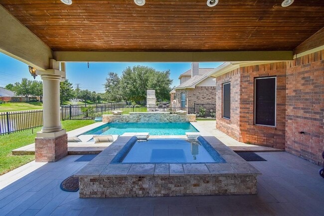 Building Photo - 16915 Locust Springs Dr