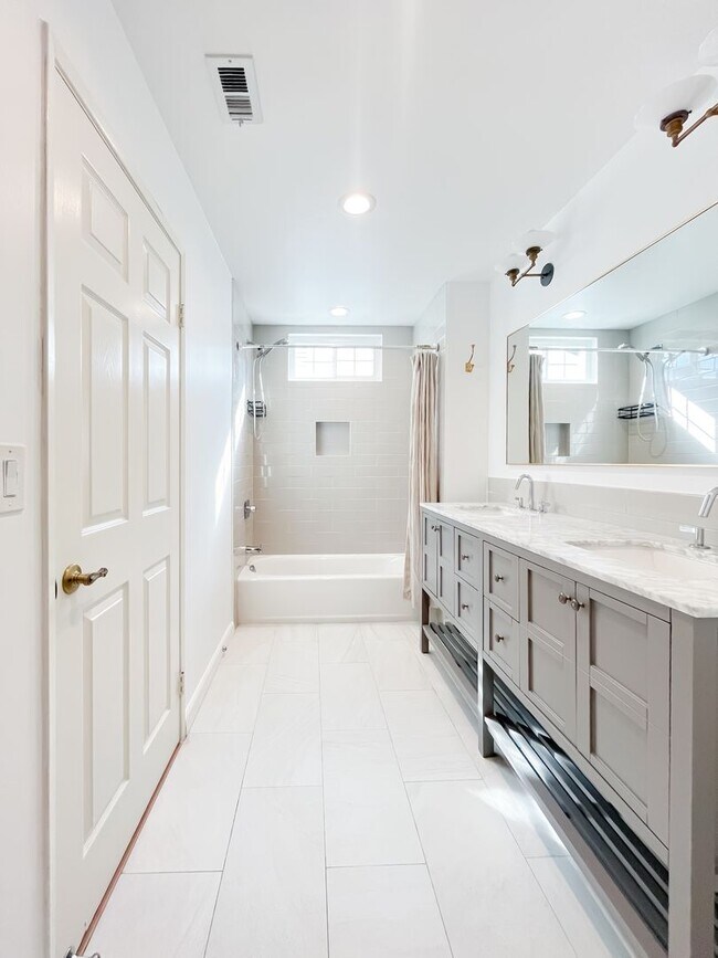 Building Photo - Breathtaking 2-Bedroom Townhome with 2-Car...