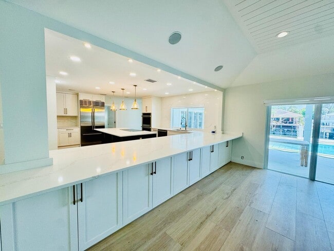 Building Photo - 885 Nafa Dr