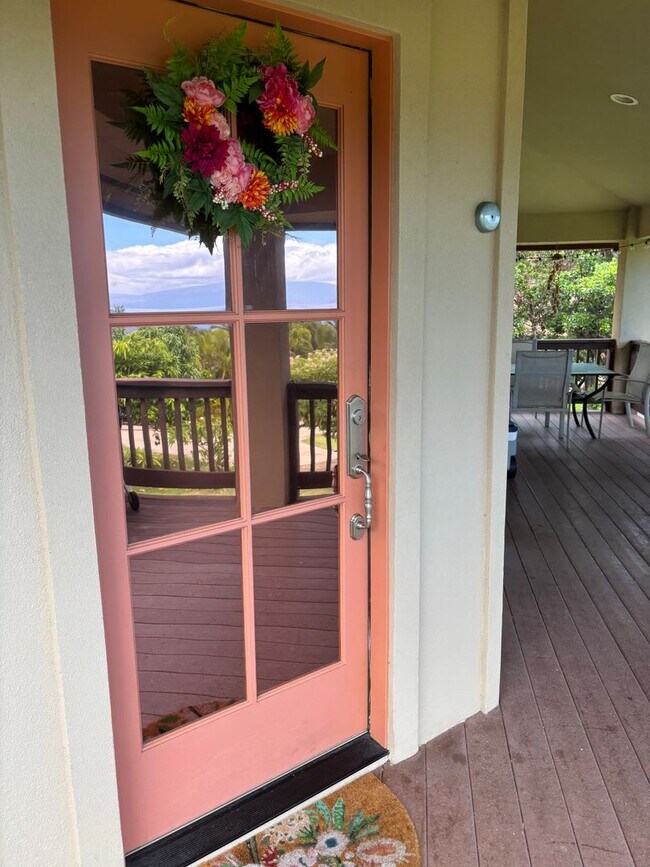 Building Photo - Stunning Launiupoko 2BR Rental – Ocean Vie...