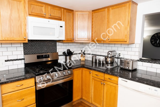 Building Photo - Charming Ranch Home: 3 Bed, 2.5 Bath in Wa...