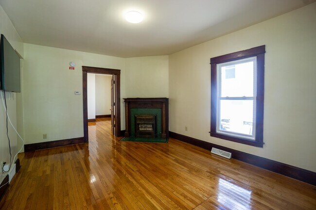 Building Photo - Newly Renovated First Floor Flat - Close T...