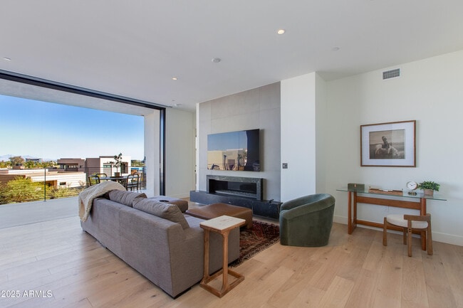 Building Photo - 5000 N Camelback Rdg Dr