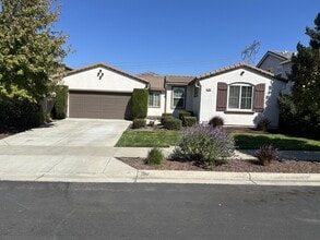 Building Photo - Gorgeous 4 Bedroom, 2.5 Bath Single Story in Summer Lakes Community