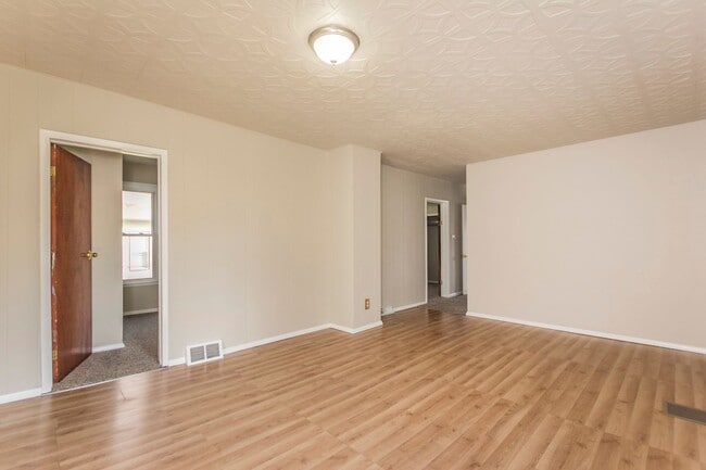 Building Photo - 3 bedroom 1 bath 2 Stall Garage