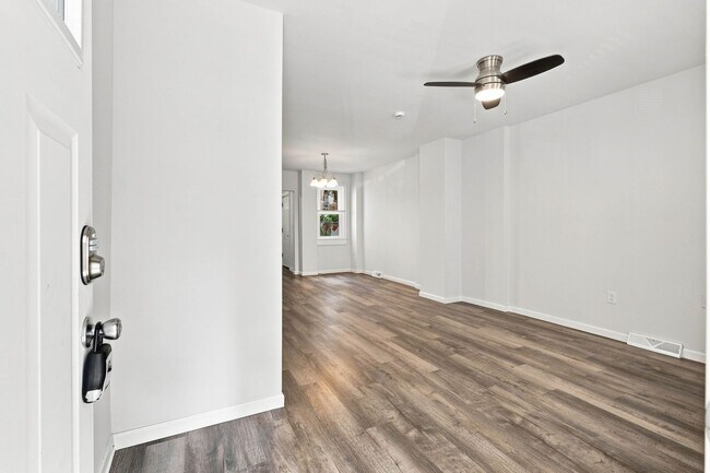 Building Photo - 550 Dauphin St