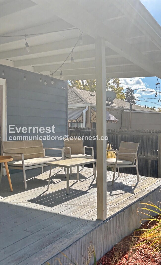 Building Photo - 3 Bed, 1 Bath Home with Fenced Yard / Available 4/1!