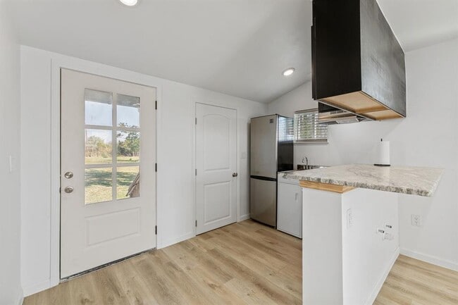 Building Photo - 603 E 3rd St