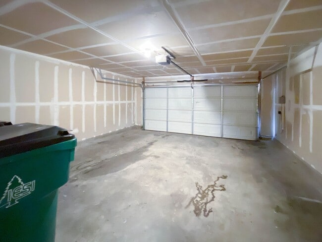 Building Photo - Spacious 4/BR 2.5/BA Two-Story Home with F...