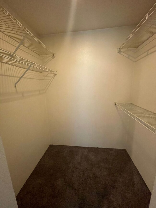 Building Photo - 3 Bedroom 2 Bathroom Duplex Walking Distan...