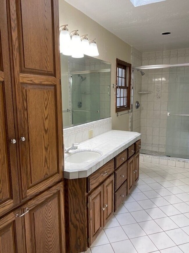 Building Photo - Charming home in great location