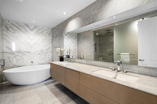 Building Photo - 18501 Collins Ave