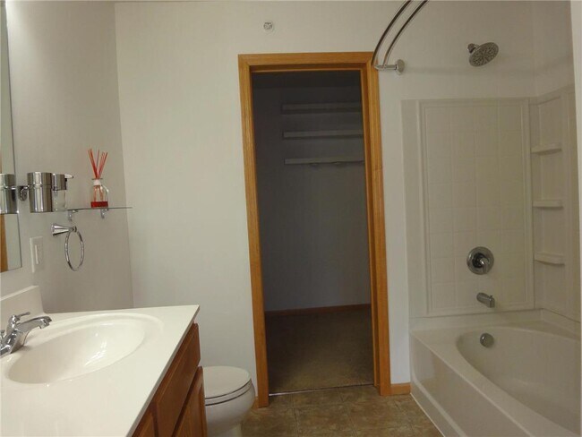 Building Photo - 11846 Emery Village Dr N