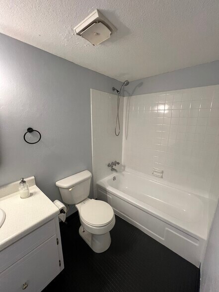 Building Photo - 1100 Skyland Dr