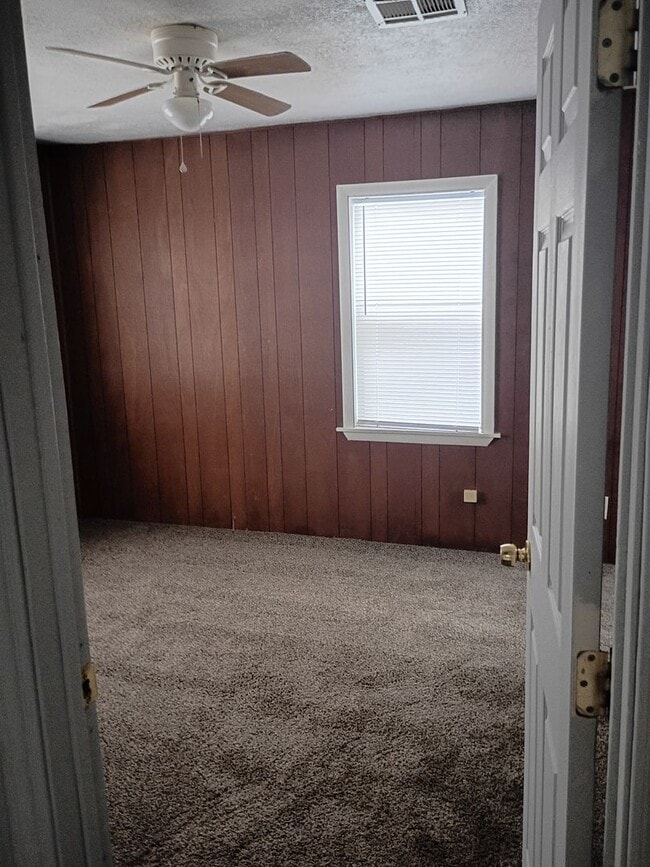 Building Photo - 2 Bed, 1 Bath Home