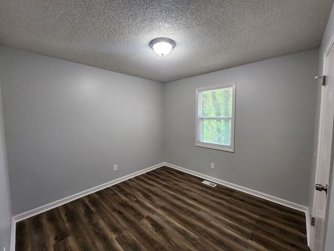 Building Photo - 709 W Creek Cir