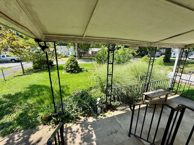 Building Photo - 2 Bed / 1 Bath House with lots of Features...