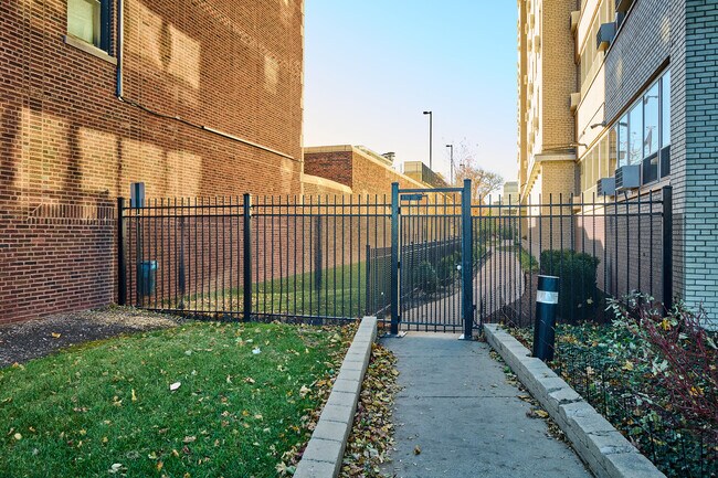 Building Photo - 3950 N Lake Shore Dr