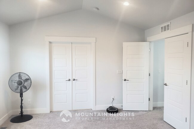 Building Photo - 3861 Spring Brook Ln