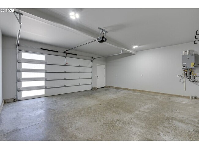 Building Photo - 10902 NE 119th Pl